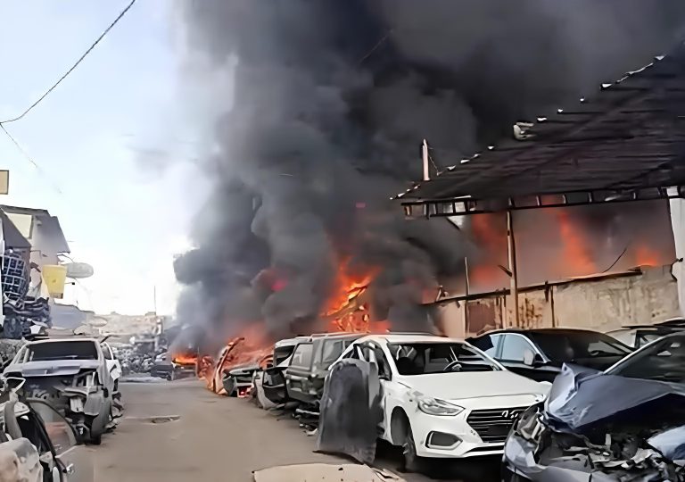 لهيب وسط السالمية .. النار تفضح الفوضى من جديد