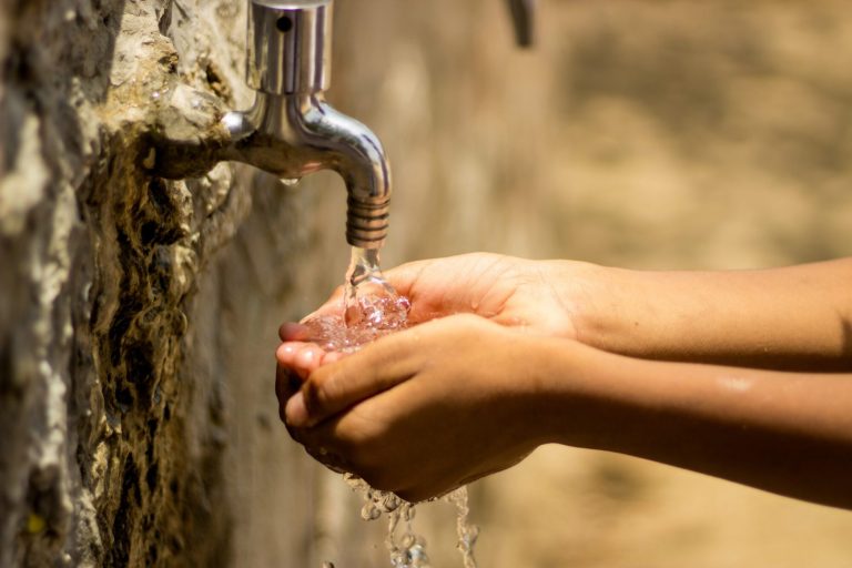 اجهاد مائي بجهة الدار البيضاء.. إطلاق مشروع إنجاز 28 محطة متنقلة لتحلية مياه البحر