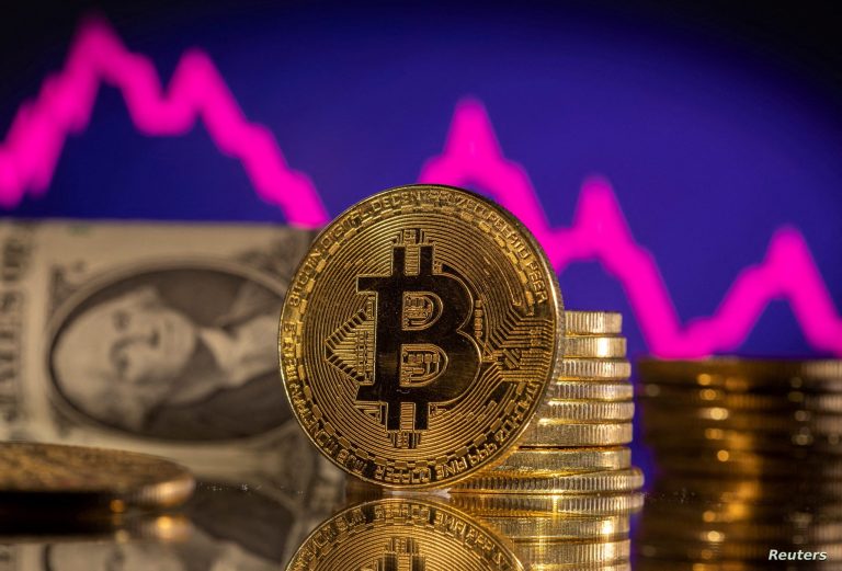 تراجع العملات الرقمية بعد قفزة قياسية للبيتكوين