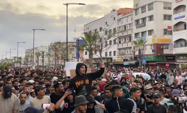 شباب الدار البيضاء يطالبون بإصلاح التعليم والصحة في وقفة سلمية