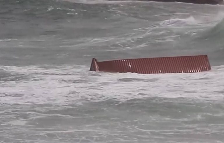 هيجان البحر يسقط 85 حاوية قبالة ميناء الدار البيضاء والسلطات تطلق عملية استرجاع واسعة