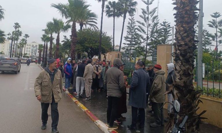 باعة جائلون يحتجون بعين الشق ويطالبون بإدماجهم في مشروع تأهيل سوق البام