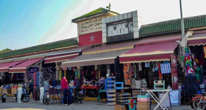 الأرصفة والطرقات بالقريعة خارج متناول الراجلين بسبب الانتشار العشوائي للباعة